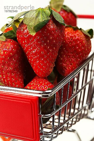 Frische Erdbeeren auf Einkaufswagen Großaufnahme