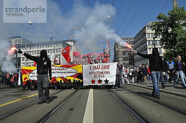 Stadt Zürich: Linksradikale Aktivisten und Demonstranten am Tag der Arbeit öffnen ihren Marsch
