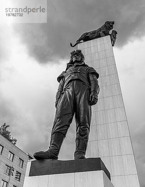 Ein Schwarzweißbild der Mailänder Rastislav Stefanik Statue
