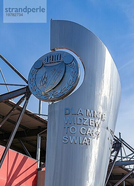 Ein Bild der silbernen Skulptur von Widzew ?ód?  die an die Erfolge des Fußballvereins erinnert