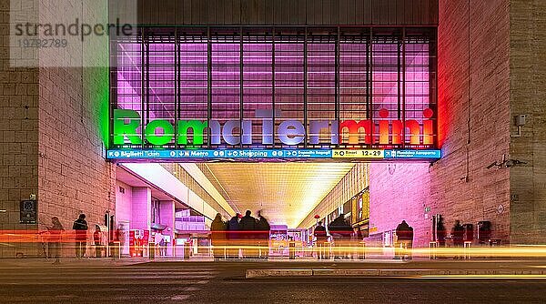 Ein Bild des Seiteneingangs des Bahnhofs und Verkehrsknotens Roma Termini bei Nacht