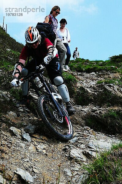 Extremsport: Ein Mountainbiker fährt das Spieljoch im Zillertal runter. Ein Mountainbiker fährt das Spieljoch im Zillertal in Tirol hinunter