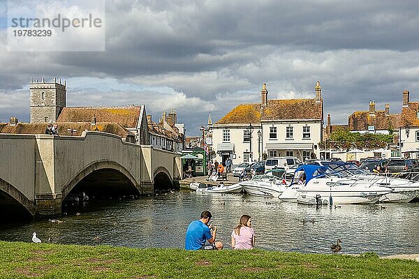 Wareham  Dorset  Vereinigtes Königreich  18. September : Blick auf das Flussufer in Wareham  am 18. September 2022. Nicht identifizierte Menschen