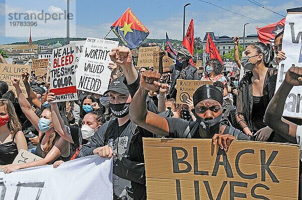 Großdemonstration von jungen  farbigen  schwarzen und weißen Menschen gegen Rassismus und Polizeigewalt in der Stadt Zürich in Zeiten der Covid 19 Corona Pandemie