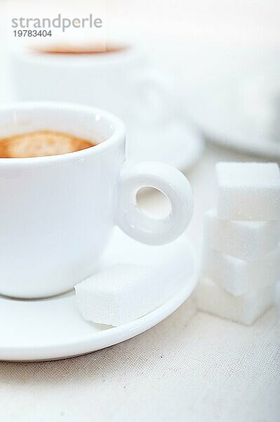 Italienischer Espressokaffee frisch gebrüht Makro Nahaufnahme mit Zuckerwürfeln