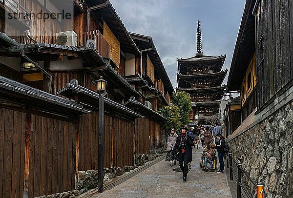 Ein Bild der engen Straße in der Nähe des Hokan ji Tempels  die auch als Yasaka no Tou bekannt ist  und der Menschen  die auf ihr gehen