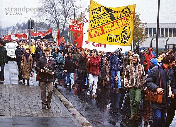 DEU  Deutschland: Die historischen Dias aus den Zeiten 84-85 r Jahre  Bonn. Kundgebung  Solidarität mit Nikaragua am 3.11.84