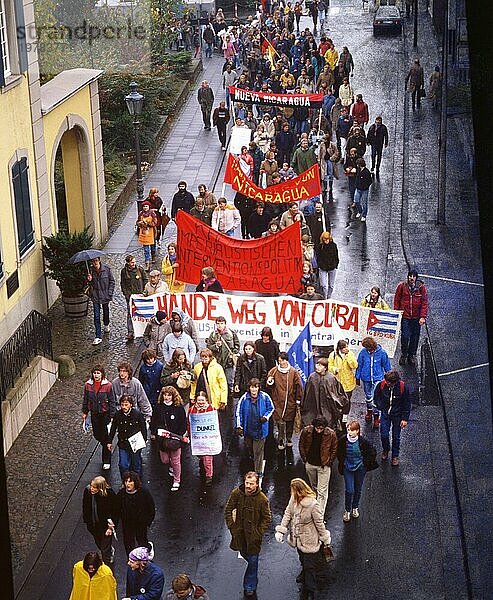 DEU  Deutschland: Die historischen Dias aus den Zeiten 84-85 r Jahre  Bonn. Kundgebung  Solidarität mit Nikaragua am 3.11.84
