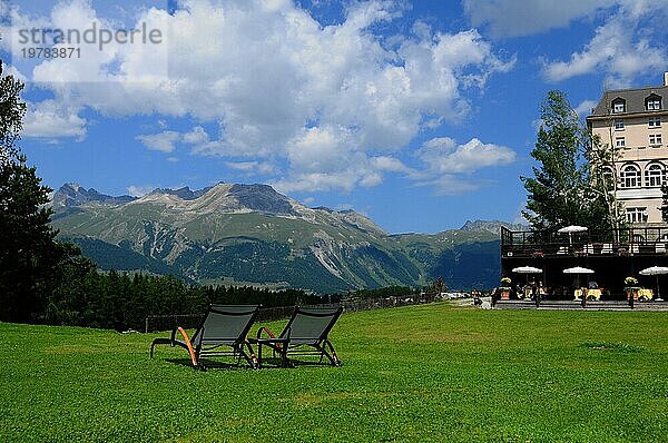Entspannen Sie sich und genießen Sie die Aussicht auf die Berge im Kronenhof Grand Hotel in Pontresina
