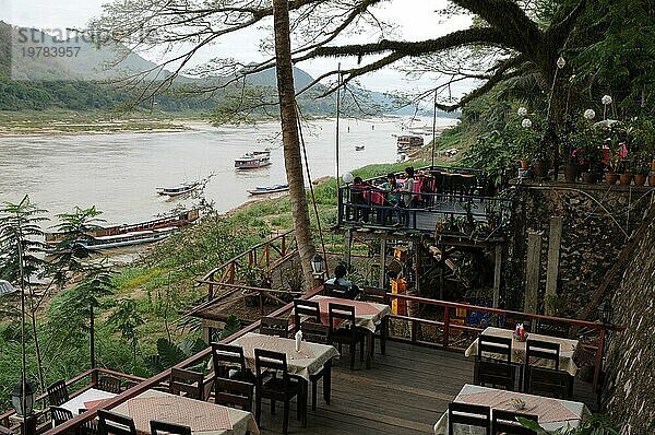 Eines der vielen netten Restaurants entlang des Mekongflusses in Luang Prabang  der alten Königsstadt im Norden von Laos