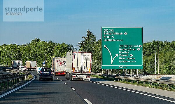 Ein Bild eines großen grünen Schildes  das auf einer slowenischen Autobahn zu Zielen in 4 verschiedenen Ländern führt