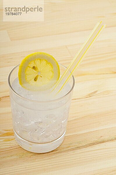 Frisches Limonadengetränk mit Zitronenscheibe in Großaufnahme