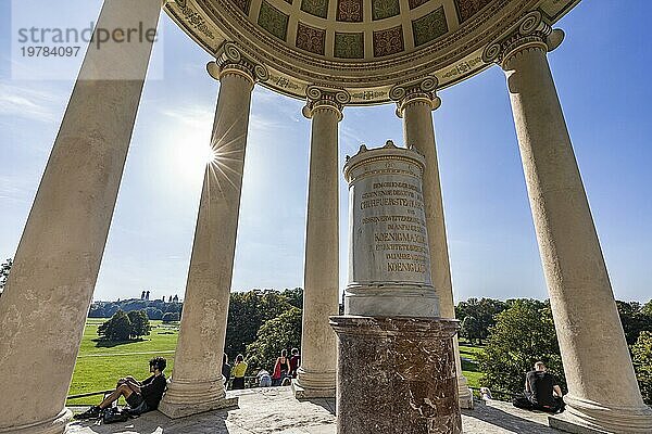 Menschen am Rundtempel Monopteros im Englischen Garten  München  Bayern  Deutschland  Europa