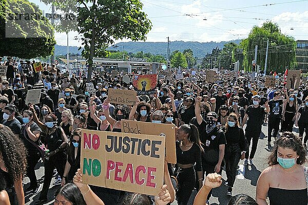 Großdemonstration von jungen  farbigen  schwarzen und weißen Menschen gegen Rassismus und Polizeibrutalität in der Stadt Zürich