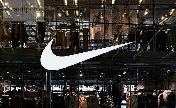 Ein Bild des großen Nike Logos im Schaufenster eines Bekleidungsgeschäfts
