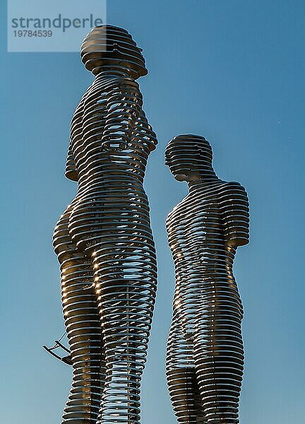 Ein Bild der beweglichen Skulptur von Ali und Nino in Batumi