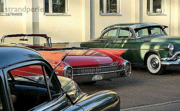 Drei amerikanische Oldtimer  davon ein roter Cadillac und ein gruener Oldsmobile  Rättvik  Dalarna  Schweden  Europa