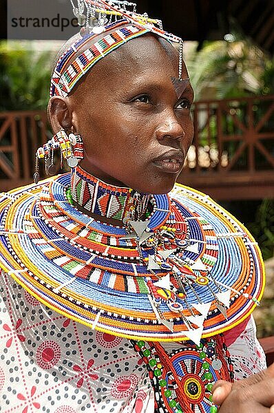 Schöne Masai Frau mit traditionellem Glasperlenschmuck um den Hals. Hübsche Masai Frau mit traditionellem Glasperlenschmuck  Halsringe