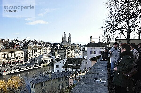 Der Lindenhof in der Alstadt von Zürich ist ein beliebter Touristenort von wo aus die Stadtführer den Gästen die Stadt zeigen. Der Linden Hof im Herzen der Altstadt von Zürich ist ein attraktiver Touristenort von dem aus die Stadtführer den Gästen die Stadt Zürich zeigen