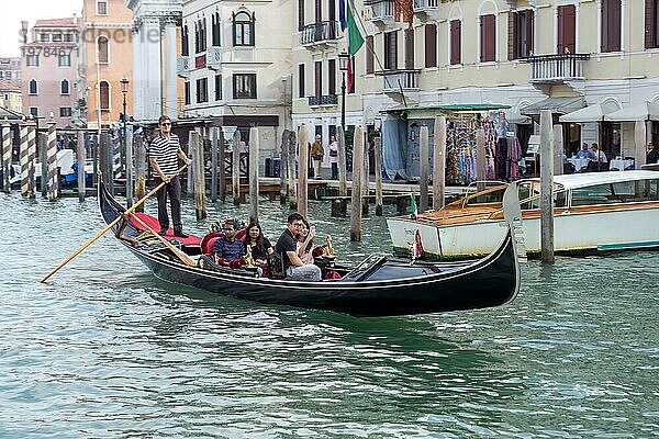 Gondoliere  die Menschen durch Venedig fahren