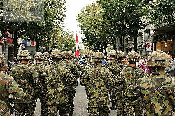 Schützt die Schweizer Armee das Schweizer Bankgeheimnis an der Parade zum Nationalfeiertag in Zürich Stadt?
