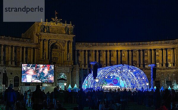 Ein Bild von einer symphonischen Veranstaltung  die in der Hofburg stattfindet