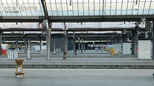 Nie zuvor gesehen: Zürich Schweiz in Zeiten des Corona CoVid19 Virus Lockdown mit völlig leerem Hauptbahnhof. Alle internationalen Verbindungen sind eingestellt
