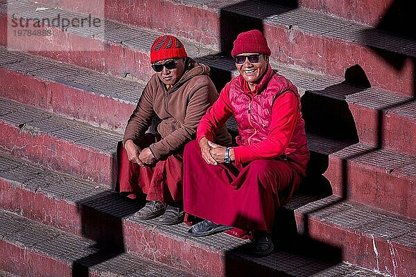 Zwei Mönche sitzen auf der Treppe zum Kloster Korzok  Korzok  Ladakh  Indien  Asien