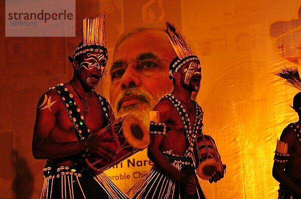 Gujarati Stammesangehörige zeigen sich auf dem Reisemarkt in Ahmedabad mit Premierminister Narenda Modi