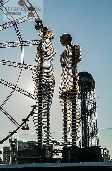 Ein Bild der beweglichen Skulptur von Ali und Nino in Batumi