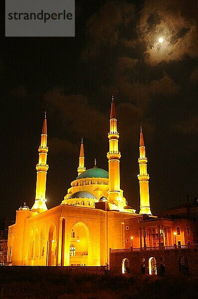Die beleuchtete Mohammad al Amin Moschee in Beirut Stadt in der Nähe des Nemjeh Platzes bei Nacht