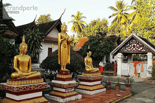 Nord Laos: Drei buddhistische Statuen in einem der 32 schönen buddhistischen Klöster in Luang Prabang