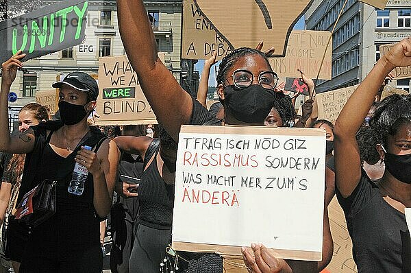 Großdemonstration von jungen  farbigen  schwarzen und weißen Menschen gegen Rassismus und Polizeigewalt in der Stadt Zürich in Zeiten der Covid 19 Corona Pandemie