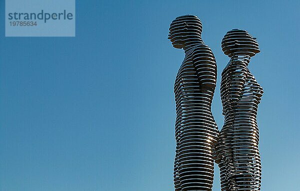 Ein Schwarzweißbild der Skulptur von Ali und Nino in Batumi