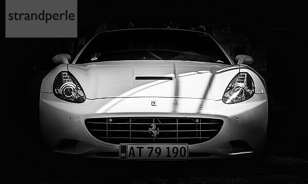 Ein Schwarzweißbild der Frontansicht eines weißen Ferrari California