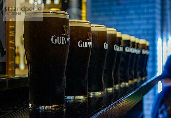 Ein Bild von einer Reihe eingeschenkter Biere im Guinness Storehouse (Dublin)
