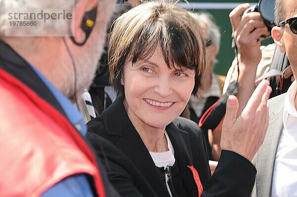 Alt Bundesrätin Micheline Calmy Rey unter den Gewerkschaftsdemonstranten am Schweizer Nationalfeiertag in Zürich