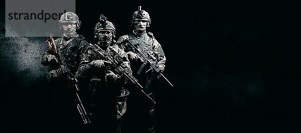 Bild von drei Soldaten in einem schießenden Computerspiel. ESports Konzept. Gemischte Medien