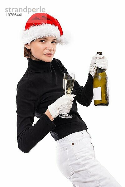 Bild einer attraktiven Frau mit einem Glas Champagner und einer Flasche in ihren Händen. Weiße Handschuhe. Heller Studiohintergrund. Weihnachtsmann Mütze. Gemischte Medien