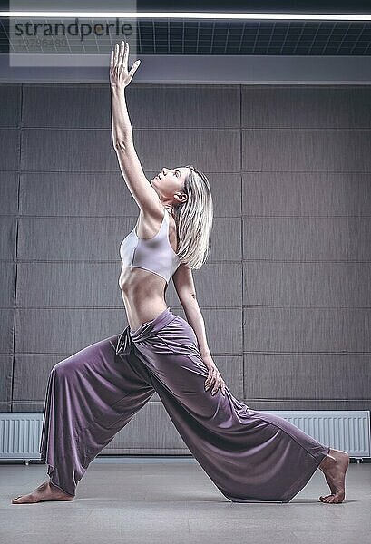 Bild einer Frau im Yogaraum. Das Konzept von Yoga und spirituellen Praktiken. Training  Tanzen und Posieren. Gemischte Medien