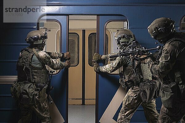 Soldaten einer speziellen Anti Terror Einheit stürmen einen Eisenbahnwaggon in der U Bahn. Konzept einer Spezialoperation. Gemischte Medien