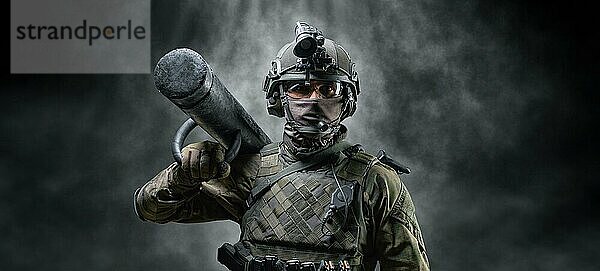 Porträt eines Special Forces Soldaten mit einem Sturmgewehr auf der Schulter. SWAT Konzept. Anti Terrorismus  Kampf gegen das Verbrechen. Gemischte Medien