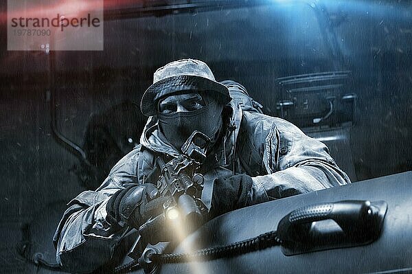 Ein Soldat in voller Kampfmunition verfolgt einen Wilderer in einem Boot mit einem Blinklicht. Konzept des Raubes  der Piraterie  der Wilderei  des Menschen und Drogenhandels. Gemischte Medien
