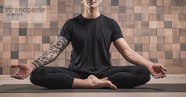 Erwachsener Mann führt Asana Übungen durch. Yoga Konzept. Sport und gesunder Lebensstil. Gemischte Medien