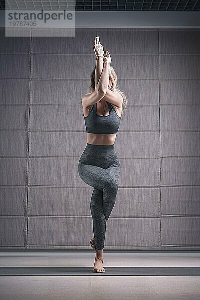 Bild einer erwachsenen Frau in Yoga Platz. Das Konzept von Yoga und spirituellen Praktiken. Training und Posen. Gemischte Medien