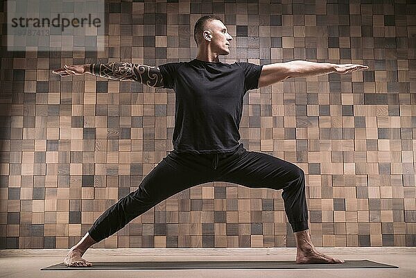 Erwachsener Mann führt Asana Übungen durch. Yoga Konzept. Sport und gesunder Lebensstil. Gemischte Medien