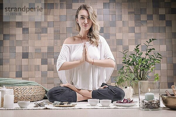 Bild einer erwachsenen Frau im Yogaraum. Meditation. Das Konzept von Yoga und spirituellen Praktiken. Gemischte Medien
