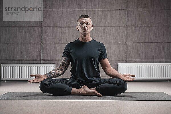 Erwachsener Mann führt Asana Übungen durch. Yoga Konzept. Sport und gesunder Lebensstil. Gemischte Medien