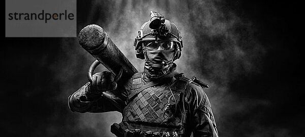 Porträt eines Special Forces Soldaten mit einem Sturmgewehr auf der Schulter. SWAT Konzept. Anti Terrorismus  Kampf gegen das Verbrechen. Gemischte Medien