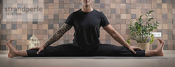 Erwachsener Mann führt Asana Übungen durch. Yoga Konzept. Sport und gesunder Lebensstil. Gemischte Medien